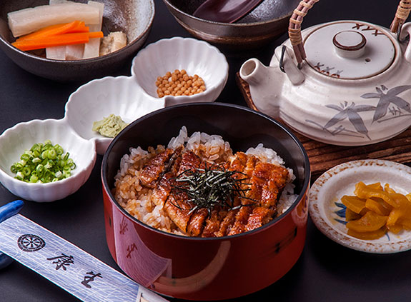 まぶし丼（小鉢、出し汁、香物）